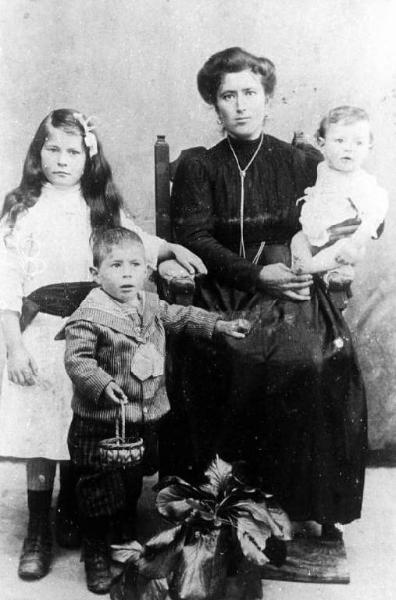 Santina Maconi con tre figli.