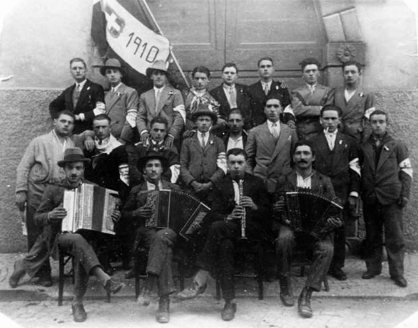 Coscritti della classe 1910 davanti all'albergo di Costa. In prima fila tre fisarmoniche ed un clarinetto.