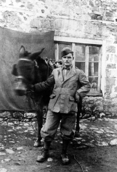 Seconda guerra mondiale. Campagna d'Albania. Adolfo Maconi di Costa Valle Imagna posa con un mulo.