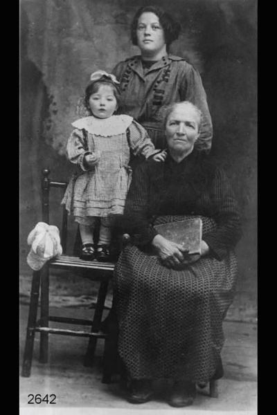 La nonna Antonia Salvi in Rodeschini, sua figlia Giuseppina Rodeschini, e cua nipote Giuseppina detta 'Fifì', di Locatello.