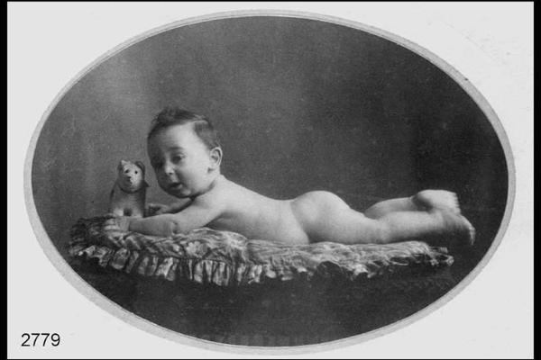 Ritratto infantile. Simone Locatelli, neonato, nudo su di un cuscino.