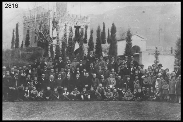 Ritratto di gruppo dei membri dell' "Associazione Uomini d'Azione cattolica".