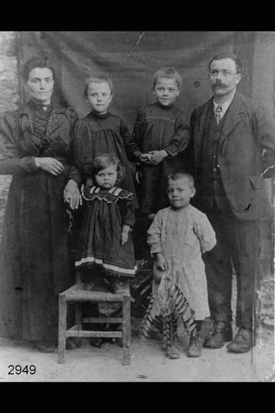 Luigi Frosio con la moglie Gemma Manzoni e 4 dei 9 figli. Ripresa frontale in esterno, con telo, a figura intera.