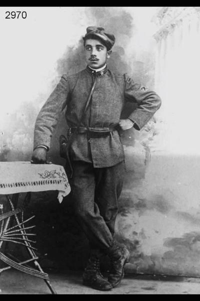 Vittorio Cassotti medaglia d'argento, morto in guerra a Monfalcone. Ripresa frontale in studio a figura intera.