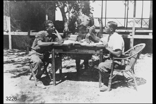 Fascismo - colonie/guerre coloniali. - Valentino Gibellini (a destra), prigioniero dei Francesi in Africa orientale, ad Harar, già Alba Littoria, rimasto due anni isolato senza poter dare sue notizie.