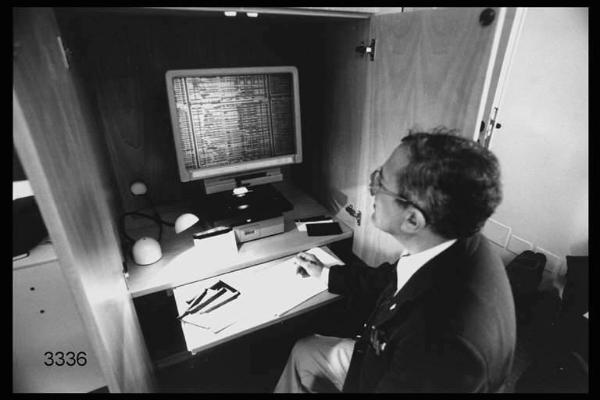Chiesa mormone. Centro genealogico. Operatore davanti al computer che archivia le genealogie.