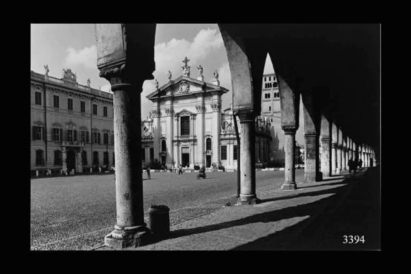 Mantova. Piazza Sordello vista dai portici di Palazzo Ducale.