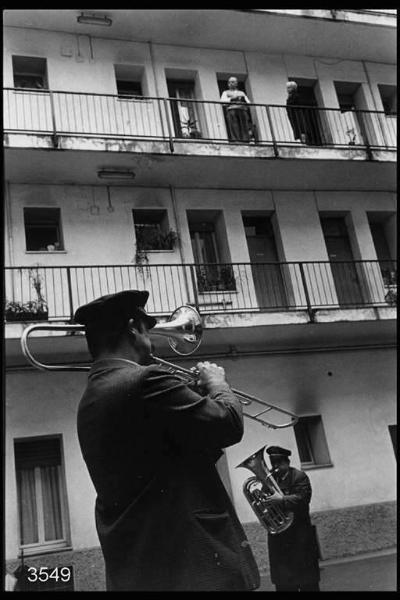 Suonatori di trombone e corno in un cortile di una casa di ringhiera in via Sottocorno.