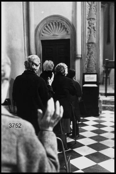 Festa di S. Pietro Martire in S. Eustorgio. Donne in preghiera inquadrate di spalle.