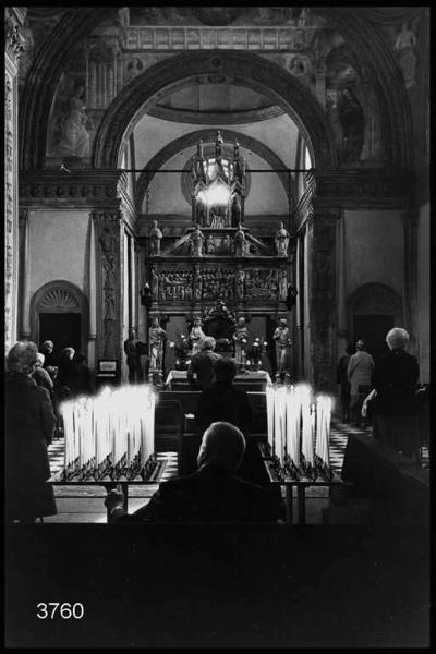 Festa di san Pietro martire in Sant'Eustorgio: interno della cappella Portinari con fedeli in preghiera di fronte alla teca col teschio del santo.