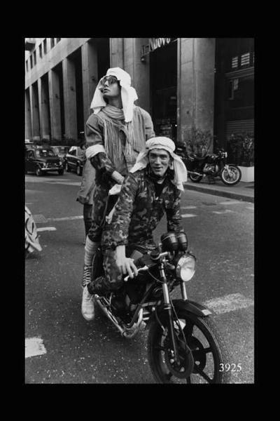 Due ragazzi su una moto in costume da "safari".