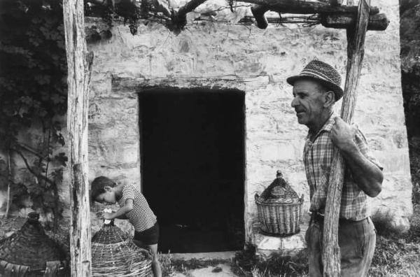 Uomo e bambino di fronte alla cantina di Ernesto Sala.