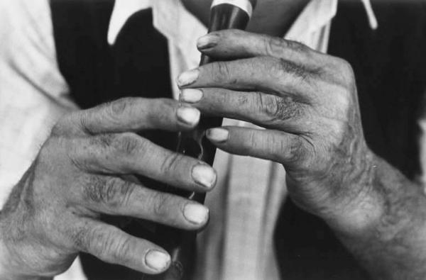 Le mani di Ernesto Sala mentre suona il piffero.