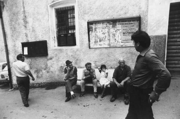 Mondaro, frazione di Pezzaze (BS), 1976. - Peppino e Angelo Bregoli per la strada. Su una panchina, tre anziani e - una - bambina. - SERVIZIO REALIZZATO PER LA MOSTRA "DAI CAMPI E DALLE -