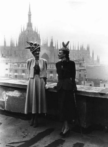Fotografia di moda: due modelle in posa. Sullo sfondo, il Duomo.