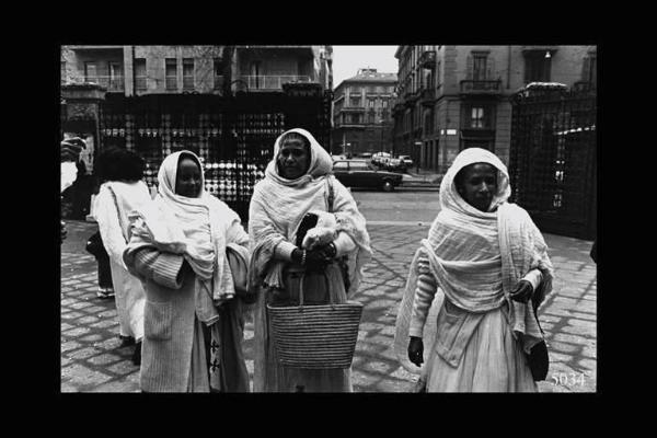 Eritrei a Milano. Matrimonio. Cortile esterno della chiesa. Tre donne in abito da cerimonia.
