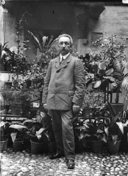 Ritratto di Giovanni Tagliaferri, padre del fotografo. Posa a figura intera e frontale eseguita in un giardino.