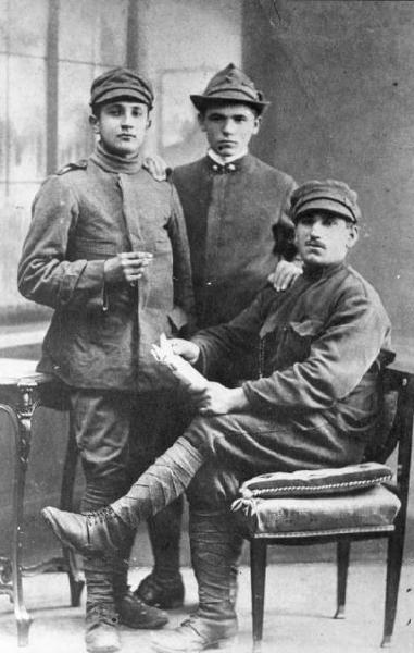 Gruppo di tre militari ritratti in studio.