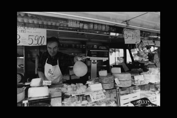 Milano, mercato di Piazzale Lagosta. Venditore ambulante di formaggi.