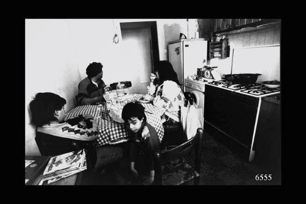 Giovane coppia e figli abitanti nel quartiere Calvairate. Milano. Famiglia nella cucina della propria abitazione.