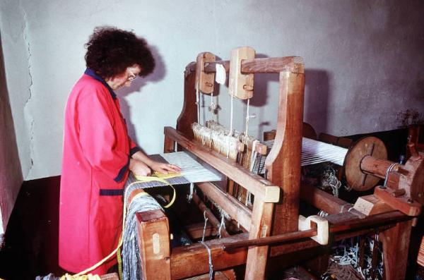 Telaio nel laboratorio artigianale di Toppi Stelio (Pezzotti). I pezzotti di Arigna. (Luoghi della tradizione del lavoro).