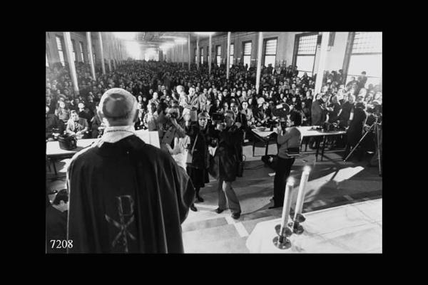 Innocenti Leyland: il cardinale Colombo. Intervento del cardinale Colombo ad un'affollata assemblea. all'Innocenti. In primo piano, a sinistra, il cardinale di schiena.