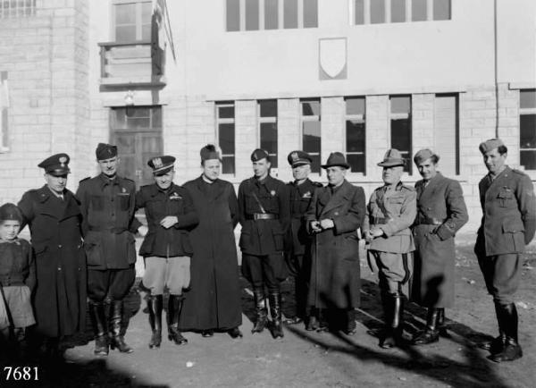 Capo di Ponte - Palazzo del Municipio - Ritratto di gruppo - Gerarchi fascisti e sacerdote