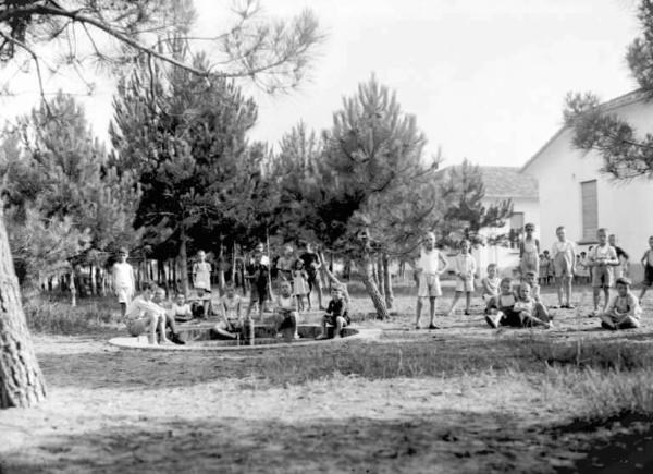 Cervia - Colonia Valle Camonica - Bambini nel parco