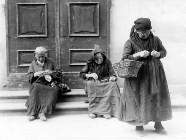 Scena di genere - Donne anziane lavorano a maglia