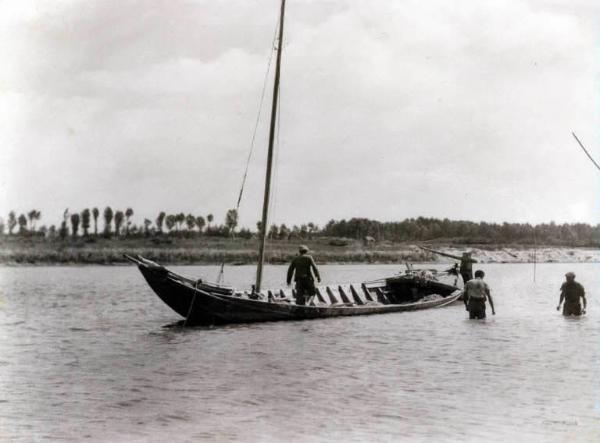 Fiume Po - Barca con pescatori