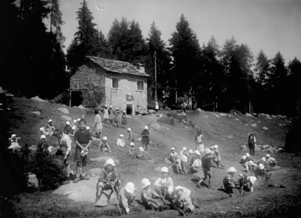 Esine - Località Pianazzo - Colonia montana - Bambini in un prato