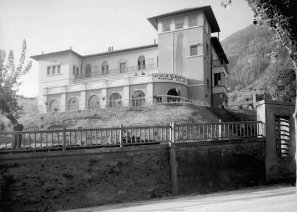 Angolo Terme - Scuola elementare Romolo Galassi - Muro di cinta e facciata