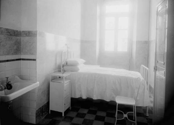 Lovere - Ospedale - Interno - Stanza con letto e lavabo