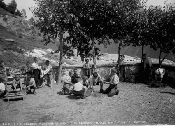 Saviore dell'Adamello - Colonia montana di Marone - Bambini lavano le stoviglie