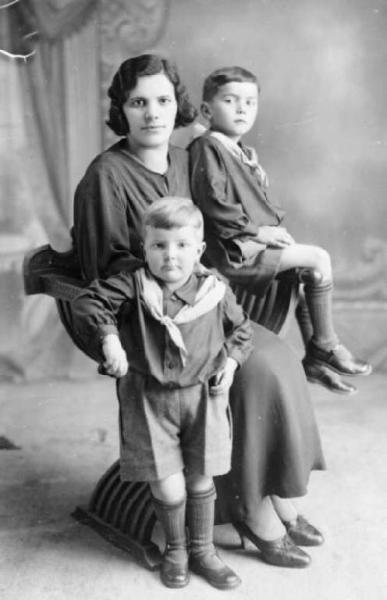 Ritratto di famiglia - Donna con due bambini in abito da balilla