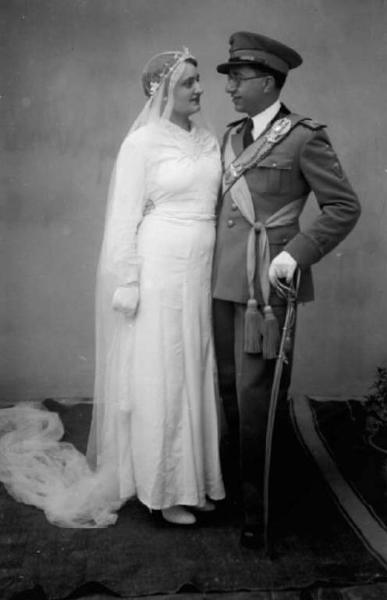 Ritratto di coppia - Matrimonio - Lo sposo in uniforme con la moglie in abito da sposa