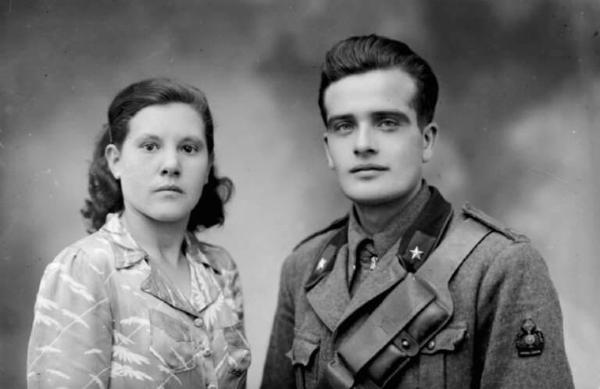 Ritratto di coppia - Adulto in uniforme con donna
