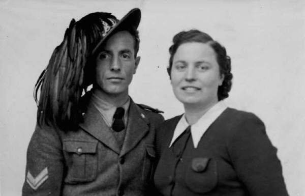 Ritratto di coppia - Adulto in uniforme da bersagliere e donna