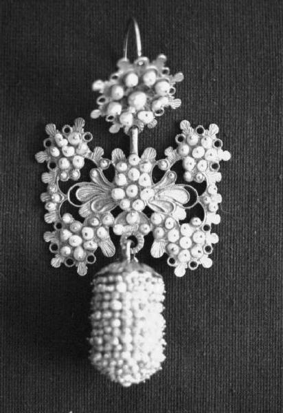 Sassari. Biennale dell'artigianato sardo. Gioielli della collezione Coco - Pendente con perle e pietre preziose.