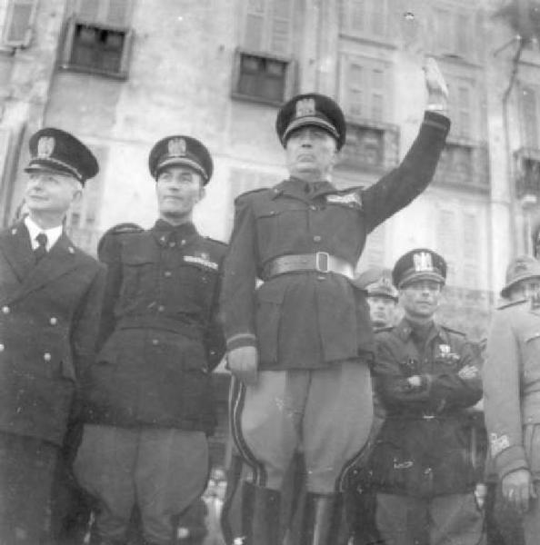 Fascismo - adunate - Crema - Piazza - Adunata - Gruppo di militari - Saluto fascista di Roberto Farinacci
