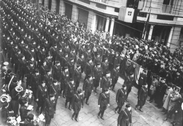 Fascismo - adunate - Cremona - Parata delle Camicie Nere per le vie cittadine