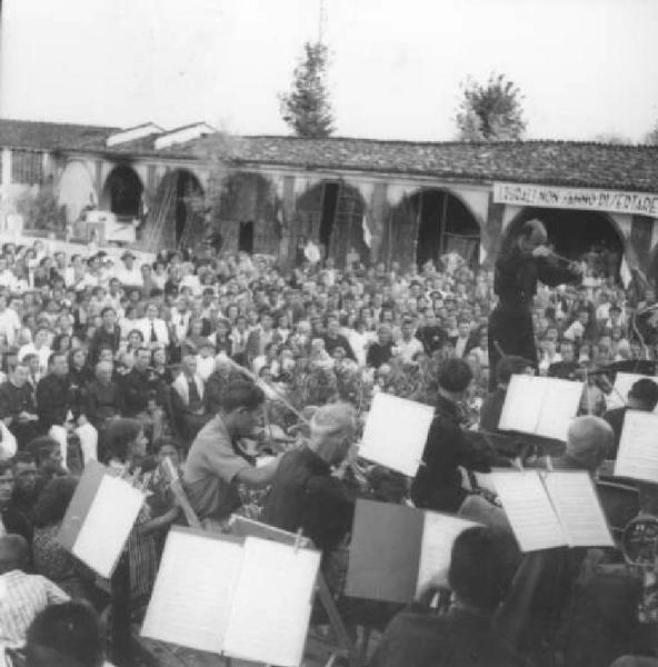 Fascismo - cerimonie - Cremona - Via Brescia - Azienda Agricola Bianchini (ora abbattuta) - Concerto sull'aia - I concertisti, il direttore ed il pubblico