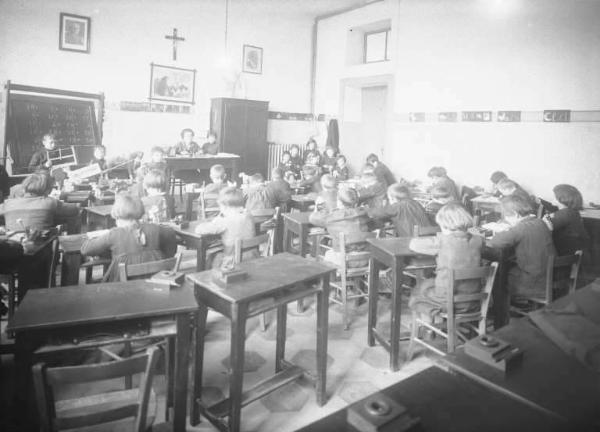 Cogno - Scuola elementare - Interno - Aula - Bambini durante la lezione