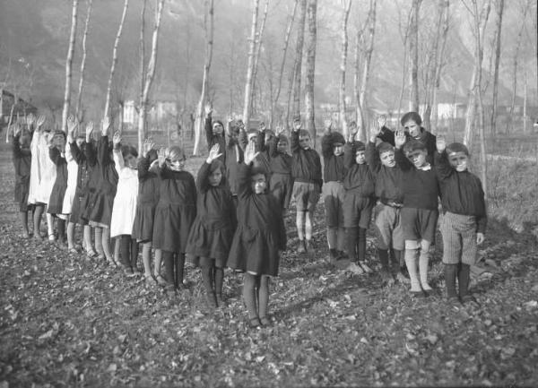 Cogno - Scuola elementare - Bambini eseguono il saluto fascista