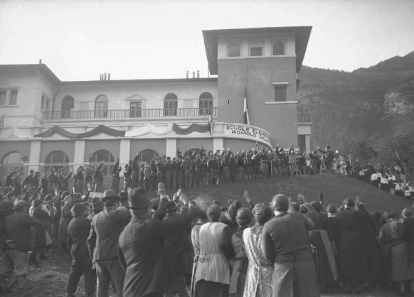 Angolo Terme - Scuola elementare Romolo Galassi - Inaugurazione / Fascismo - Il Duce saluta la folla