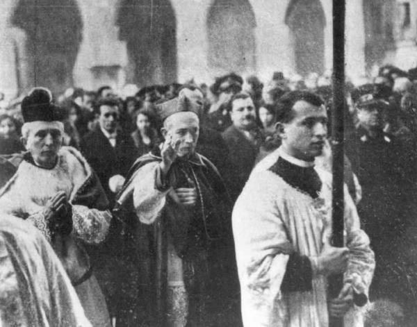 Cremona - Giornata Sacerdotale - Il cardinale Schuster con il Vescovo di Cremona Monsignor Cazzani - Ingresso alla Cattedrale di S. Maria Assunta