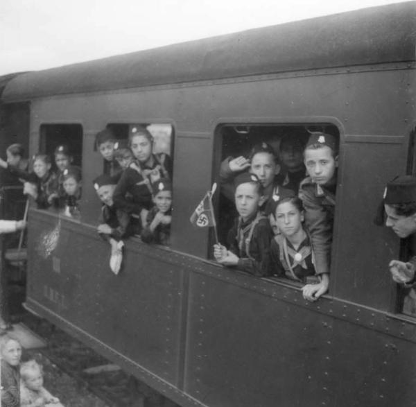 Fascismo - Cremona - Via Milano - Stazione ferroviaria della S.N.F.T - Opera Nazionale Balilla - Treno - Balilla in viaggio per Breno