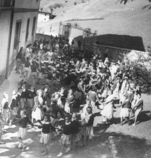 San Colombano Collio - Colonia montana - Bambini nel cortile