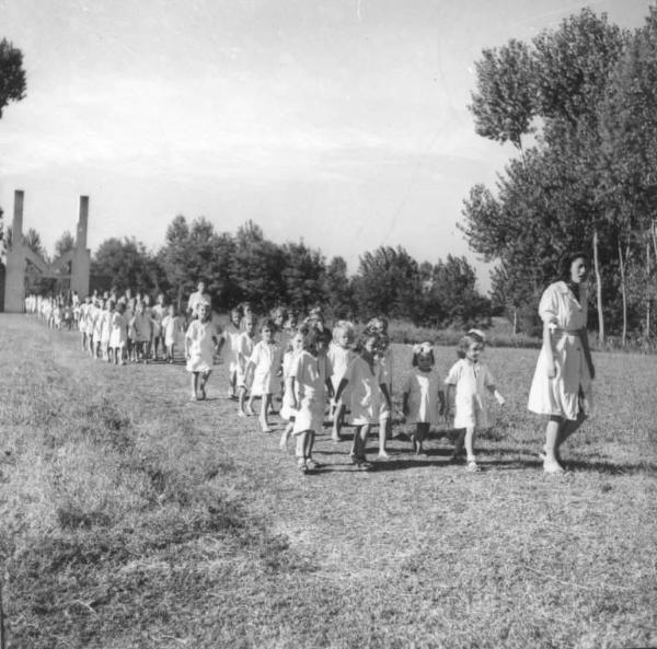 Fascismo - Cremona - Via del Sale - Colonia Padana- Assistenti con i gruppi di bambine