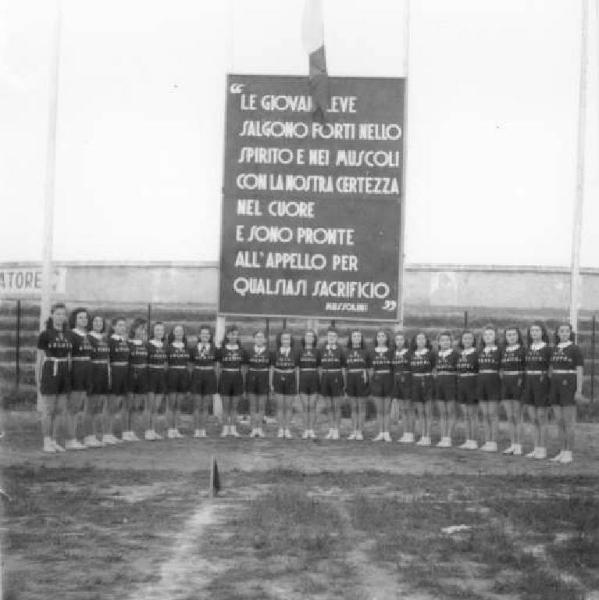 Fascismo - sport/saggi ginnici - Cremona - Via Persico, 17 - Polisportivo "Farinacci" ora Stadio Zini - Saggio ginnico annuale - Giovani italiane